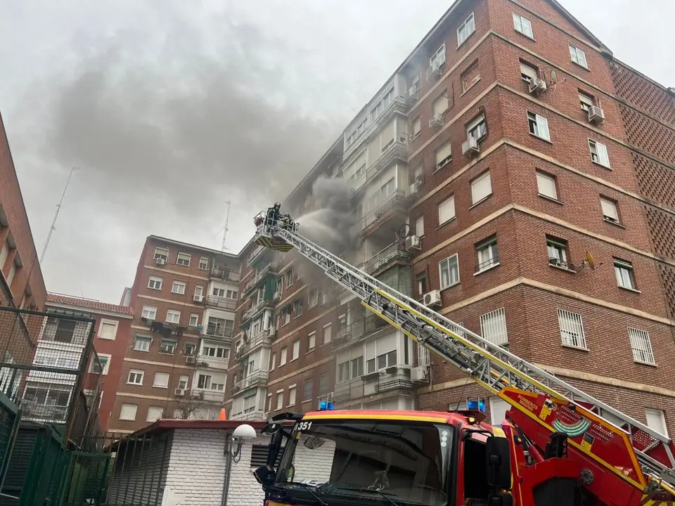 Un incendio en una vivienda en Madrid llev&oacute; a la evacuaci&oacute;n de tres personas. Los bomberos actuaron r&aacute;pidamente.