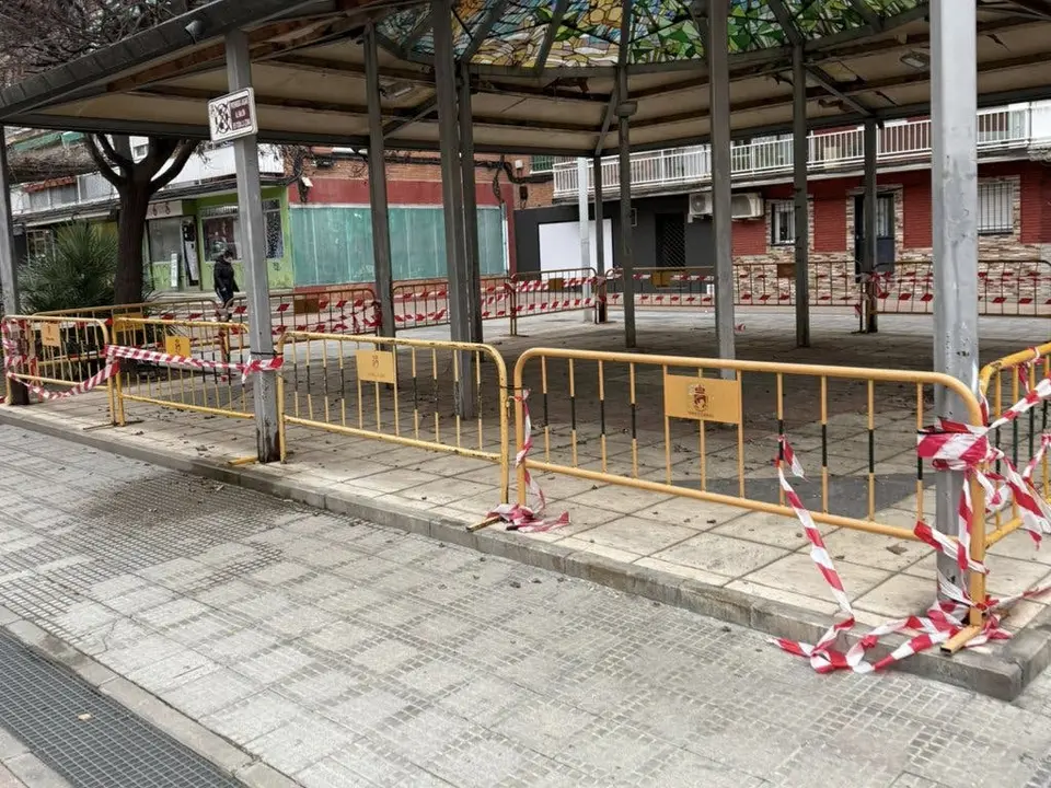 Imagen de un espacio p&uacute;blico en Coslada con barreras de seguridad.