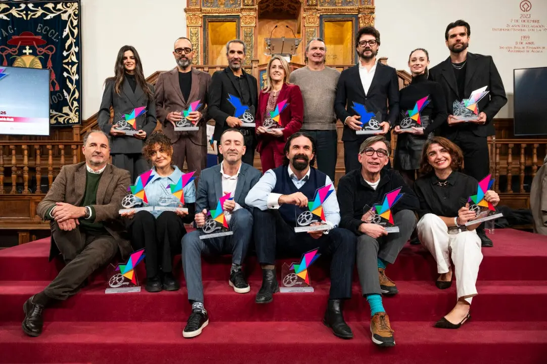 Los galardonados de los Premios Cygnus 2026 posan con sus trofeos en Alcal&aacute; de Henares.