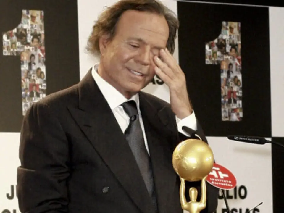 El cantante Julio Iglesias niega las acusaciones de acoso y agresi&oacute;n sexual.