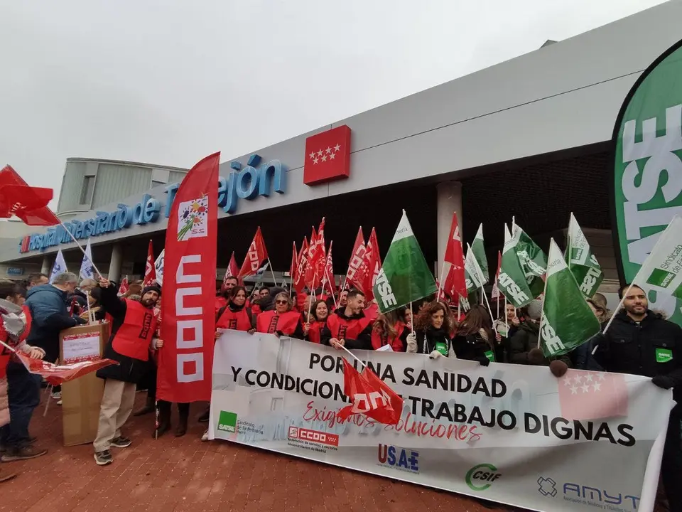 Trabajadores del Hospital Universitario de Torrej&oacute;n se manifiestan por mejores condiciones laborales.
