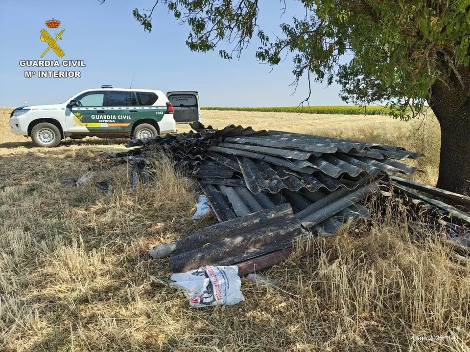 La Guardia Civil investiga el vertido ilegal de amianto en Guadalajara.