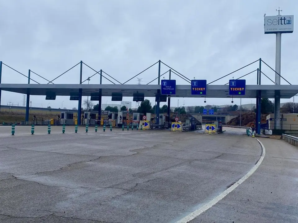 El peaje de la R-2 en Guadalajara muestra su nueva se&ntilde;alizaci&oacute;n tras la liberalizaci&oacute;n.