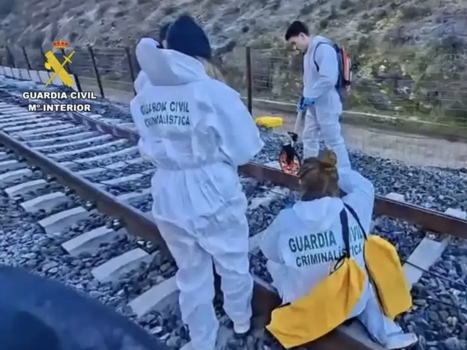La Guardia Civil habilita puntos para recoger ADN tras un accidente ferroviario.