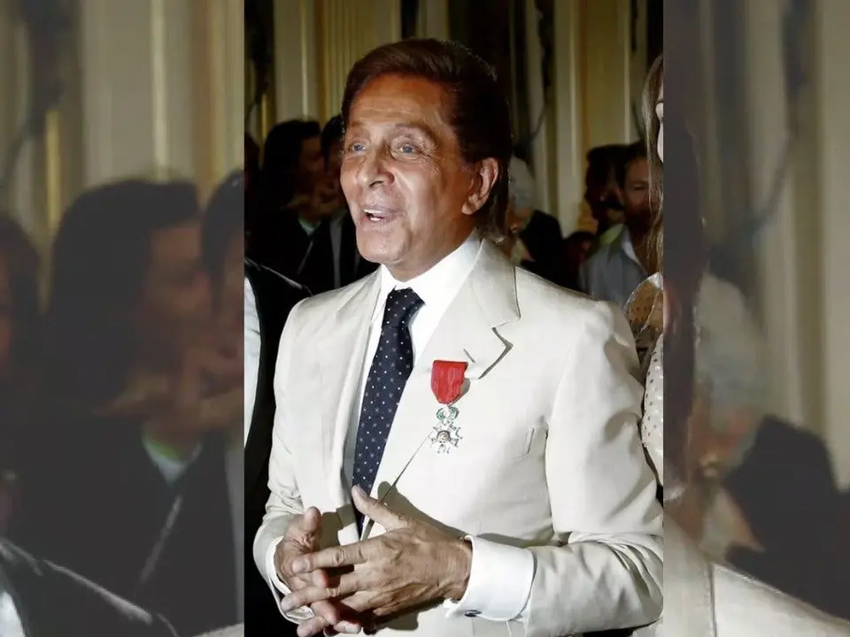 Valentino, el famoso dise&ntilde;ador italiano, ha fallecido a los 93 a&ntilde;os. Su legado perdura en la moda.