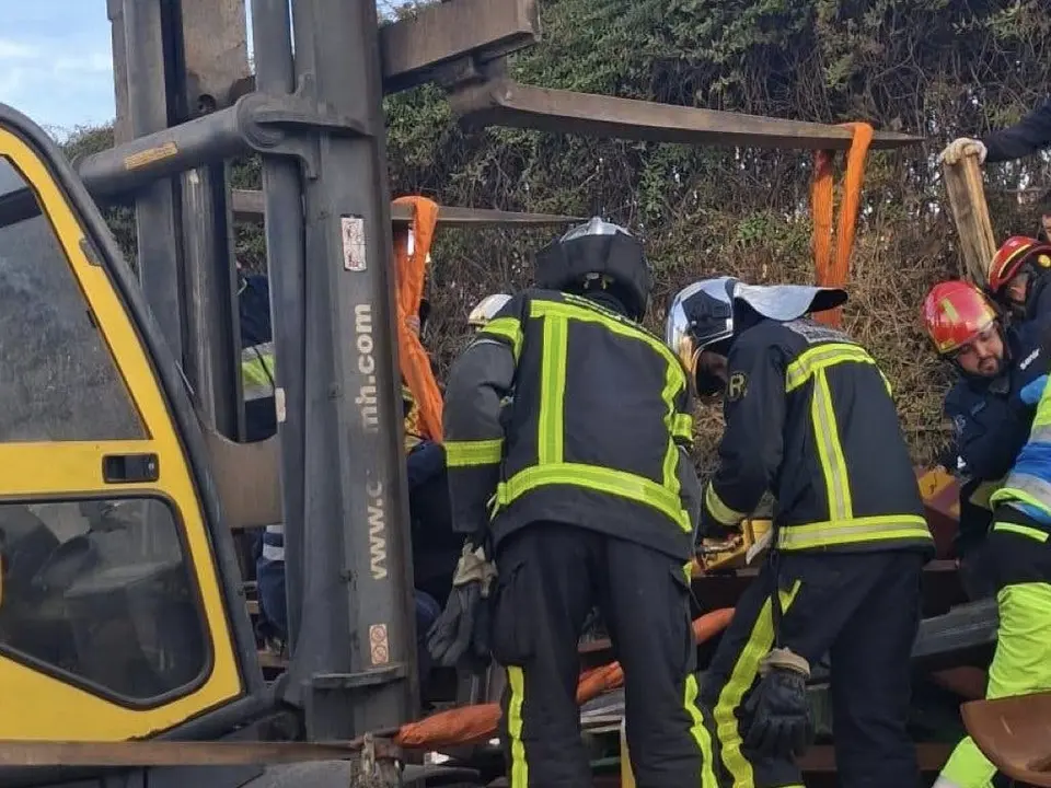 Un trabajador de 40 a&ntilde;os result&oacute; herido grave en Algete tras quedar atrapado por planchas de hierro.