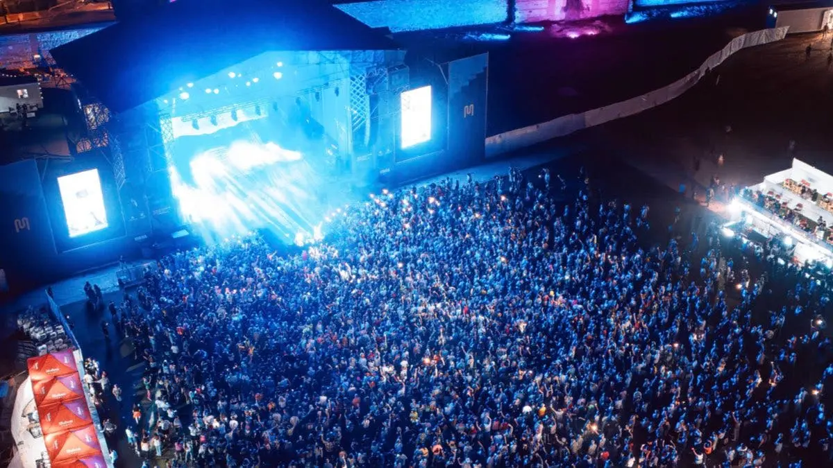 Multitud disfrutando del Muralla Indie en Alcal&aacute; de Henares.
