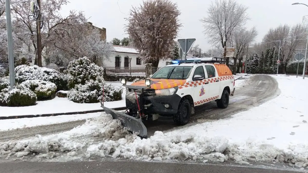 Un veh&iacute;culo quitanieves trabaja en Villalbilla tras la nevada.