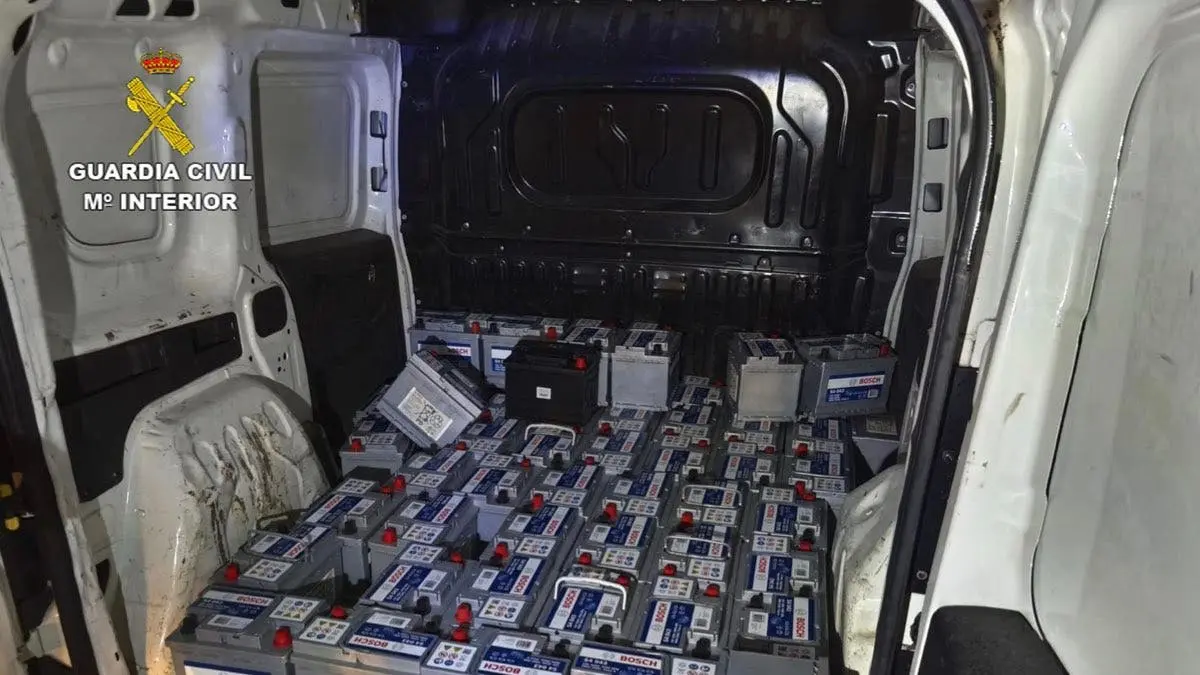 Tres j&oacute;venes fueron detenidos tras una persecuci&oacute;n en la A-2. Transportaban bater&iacute;as robadas.