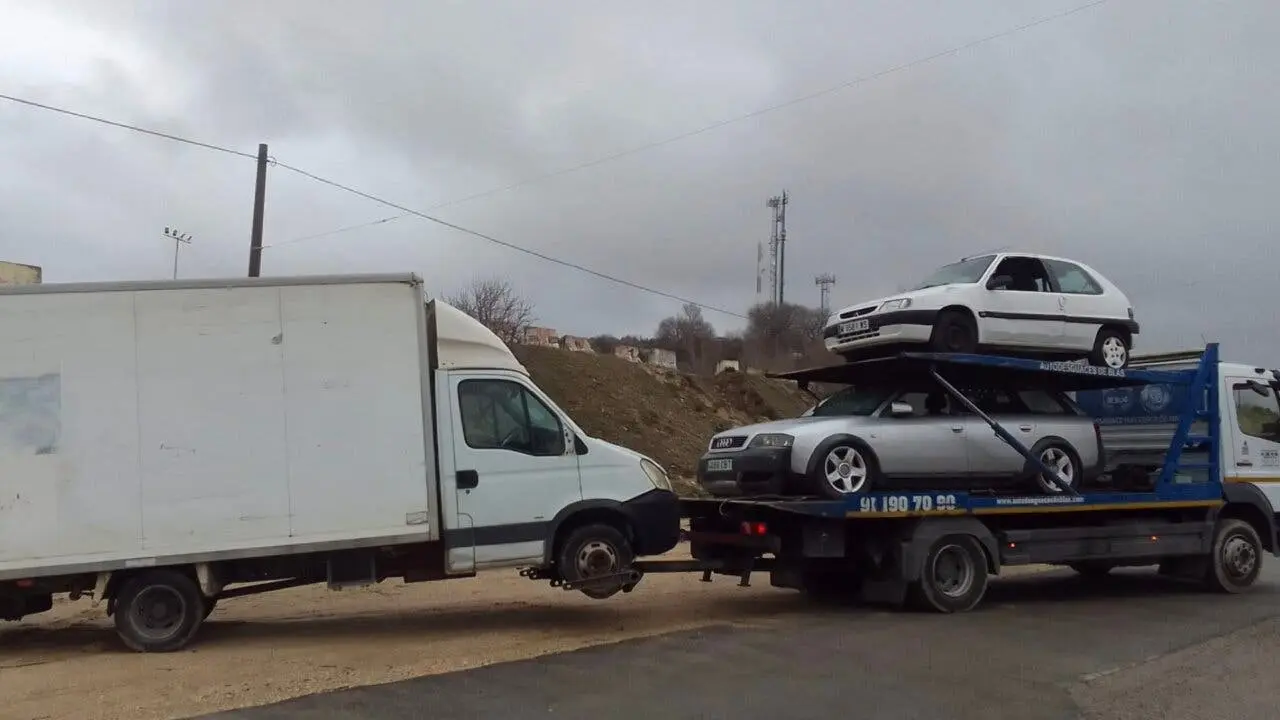 El municipio de Arganda contin&uacute;a con el retiro de veh&iacute;culos abandonados en las calles.