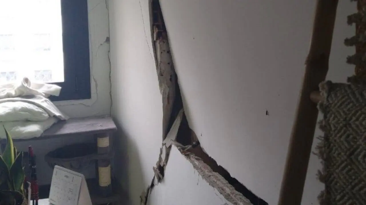 Un muro de una vivienda en Rivas ha sido da&ntilde;ado por una explosi&oacute;n de bater&iacute;a. Los Bomberos intervinieron sin heridos.