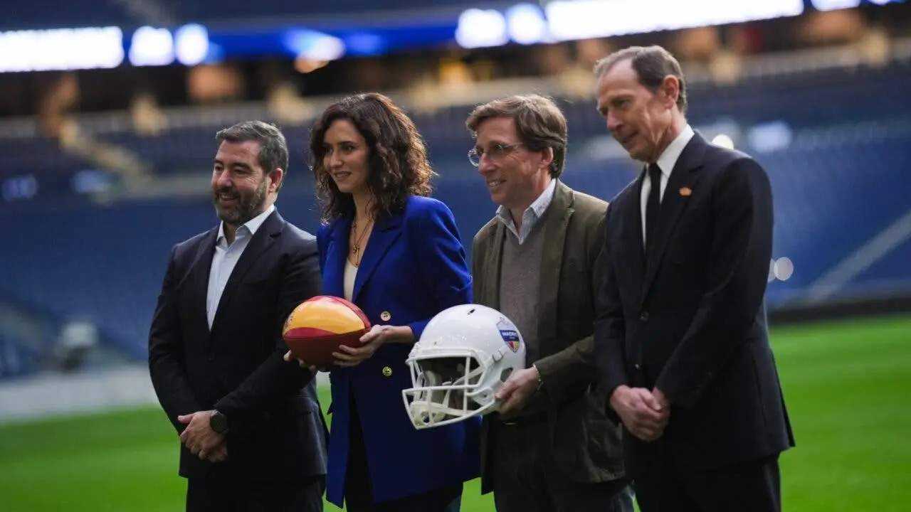 La presidenta de la Comunidad de Madrid, Isabel D&iacute;az Ayuso, celebra el regreso de la NFL a la regi&oacute;n.