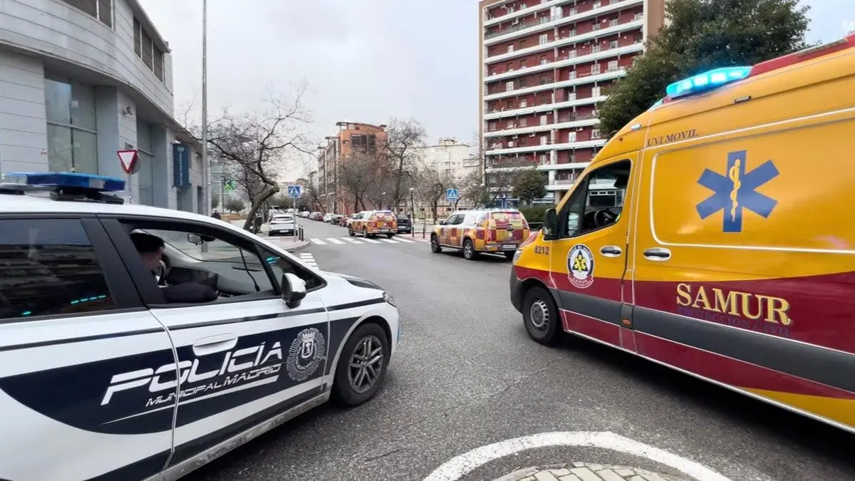 Una mujer ha resultado herida tras ser atropellada en Ciudad Lineal. La ambulancia y la polic&iacute;a est&aacute;n en la escena.