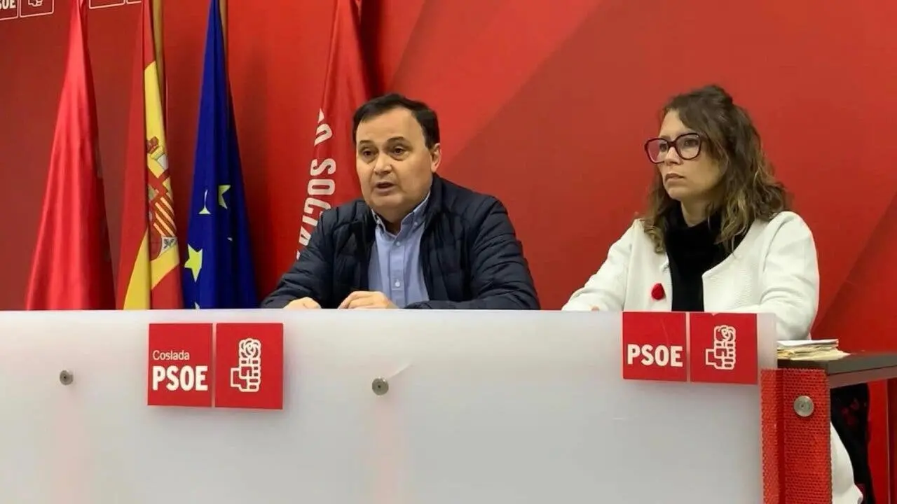 Miembros del PSOE de Coslada discuten sobre la situaci&oacute;n actual del partido.