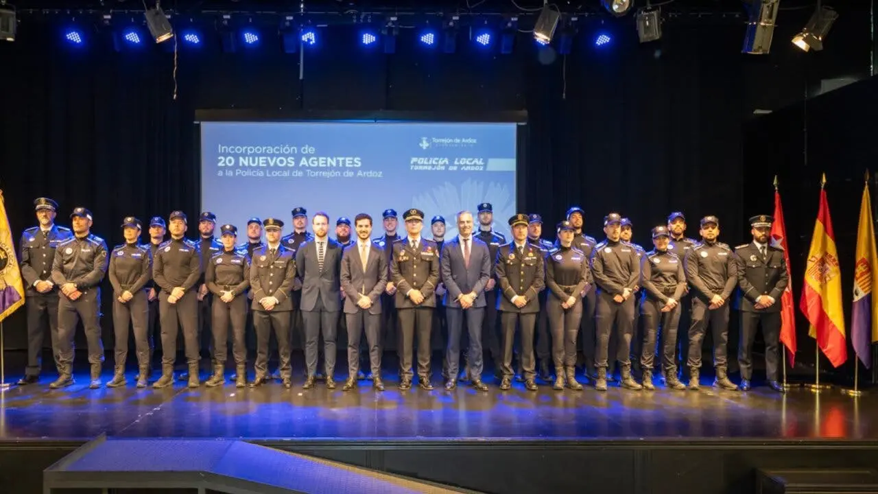El Ayuntamiento de Torrej&oacute;n presenta a 20 nuevos polic&iacute;as locales en un acto oficial.