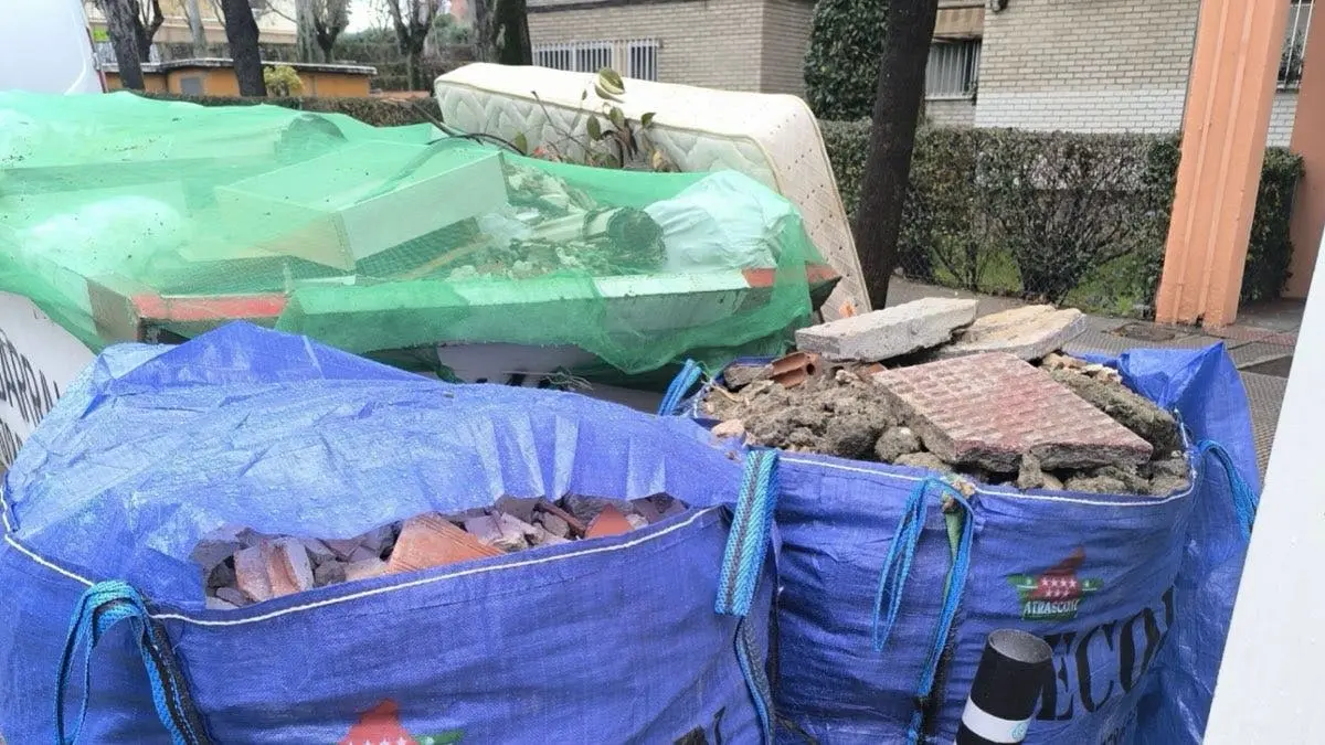 La Polic&iacute;a Local investiga vertidos de residuos en Coslada. Se han detectado escombros y aceite en la v&iacute;a p&uacute;blica.