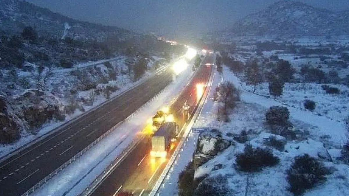 La Comunidad de Madrid activa el INUNCAM y despliega quitanieves en carreteras nevadas.