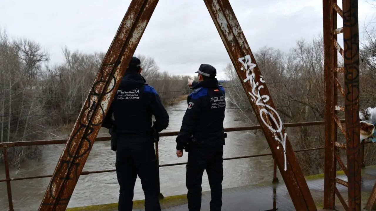 Polic&iacute;as de Mejorada del Campo supervisan el r&iacute;o Jarama ante el riesgo de inundaciones.