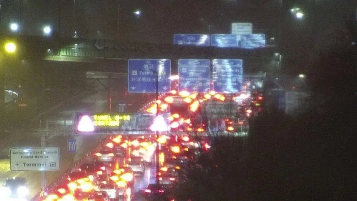 La rotura de una tuber&iacute;a ha causado grandes problemas de tr&aacute;fico en Barajas.