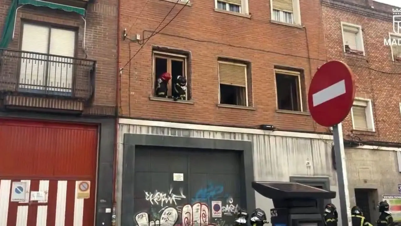 Bomberos trabajan en la escena de una explosi&oacute;n en Usera, Madrid.