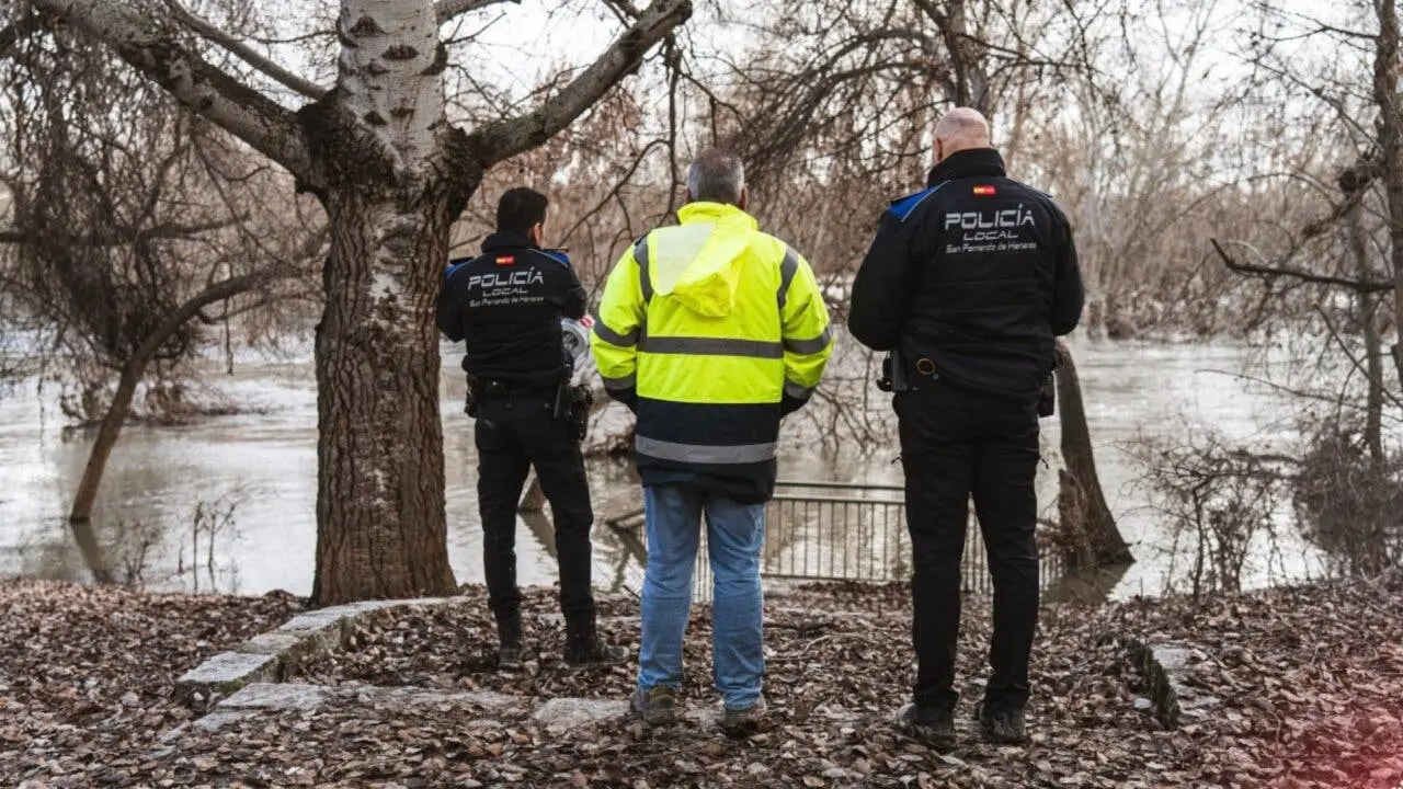 Los polic&iacute;as supervisan el estado del r&iacute;o Jarama en San Fernando de Henares.