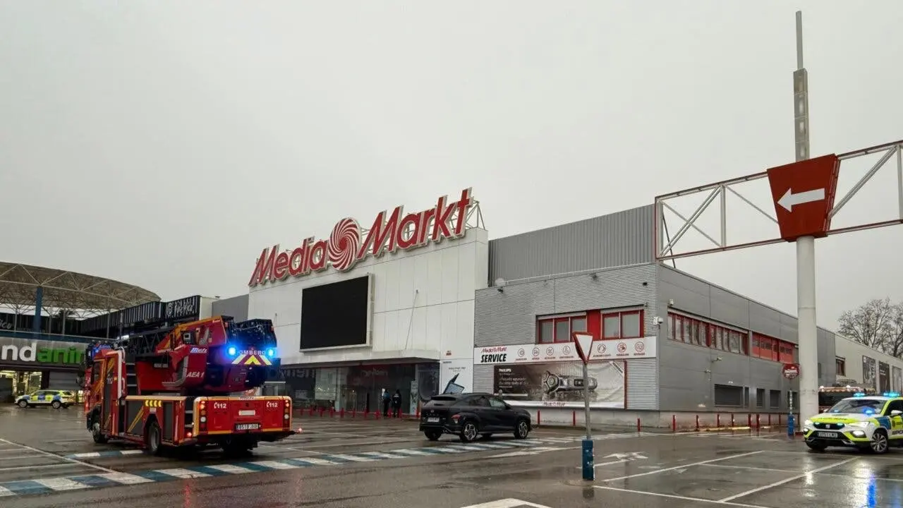 Un incendio provocado por una regleta en MediaMarkt de Alcorc&oacute;n moviliza a los bomberos.