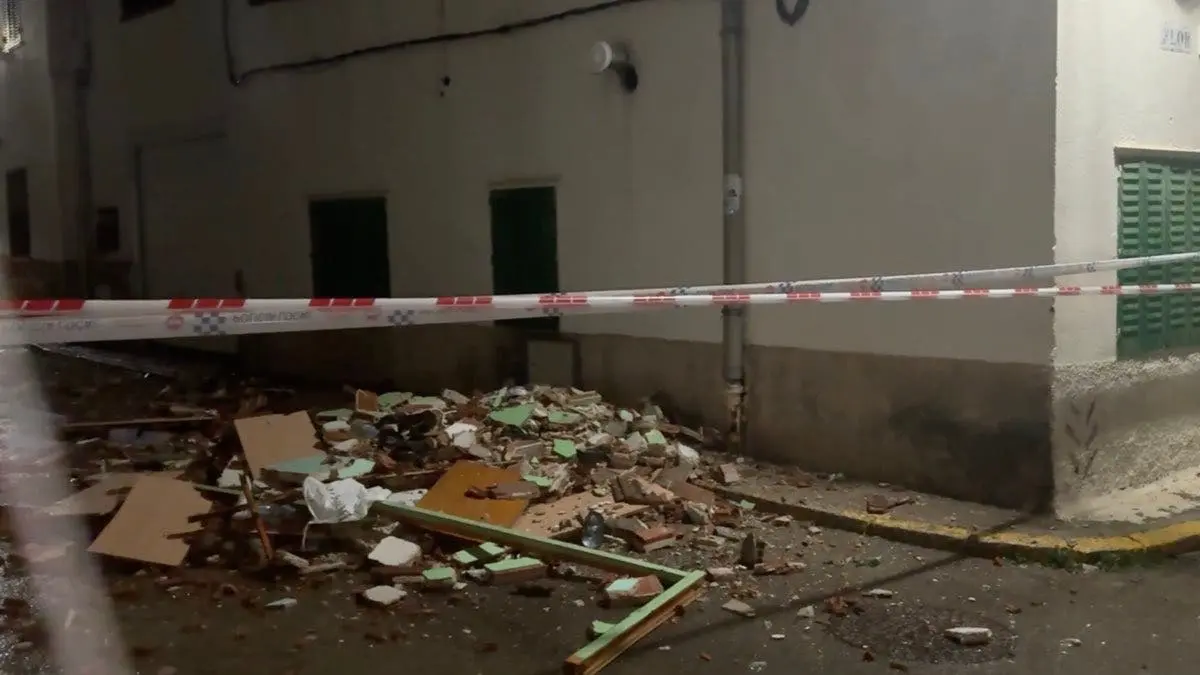 La explosi&oacute;n de una estufa de butano colaps&oacute; el tejado de una casa en Guadalix de la Sierra.