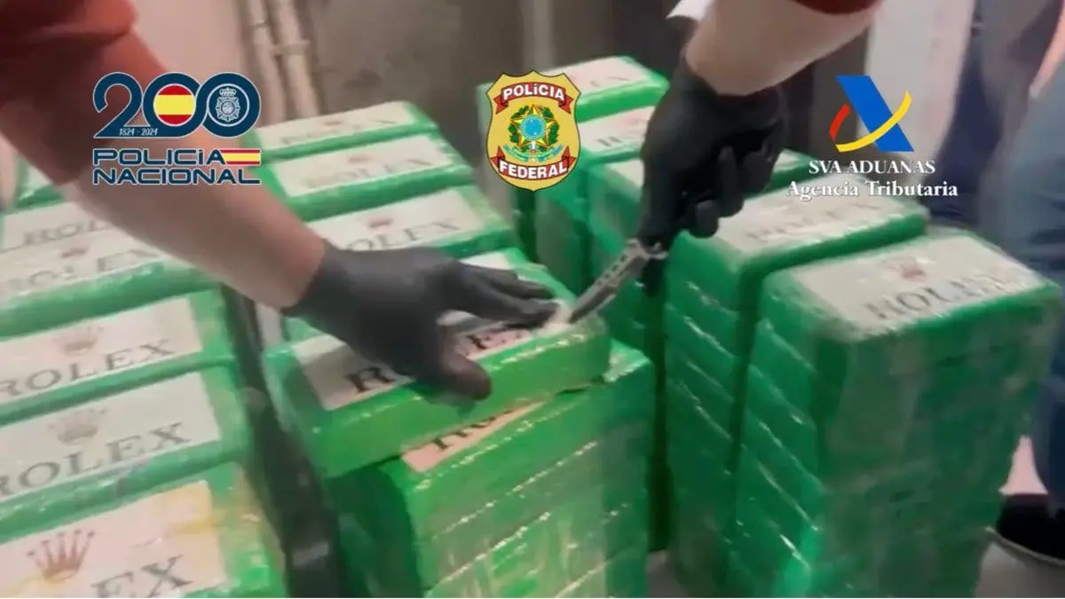 Vista del tr&aacute;fico hacia el aeropuerto Adolfo Su&aacute;rez Madrid-Barajas en una noche lluviosa.