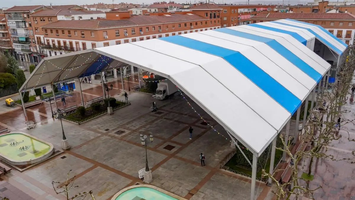 La gran carpa instalada en la Plaza Mayor acoger&aacute; los principales actos del Carnaval de Torrej&oacute;n 2026. AYTO. DE TORREJ&Oacute;N