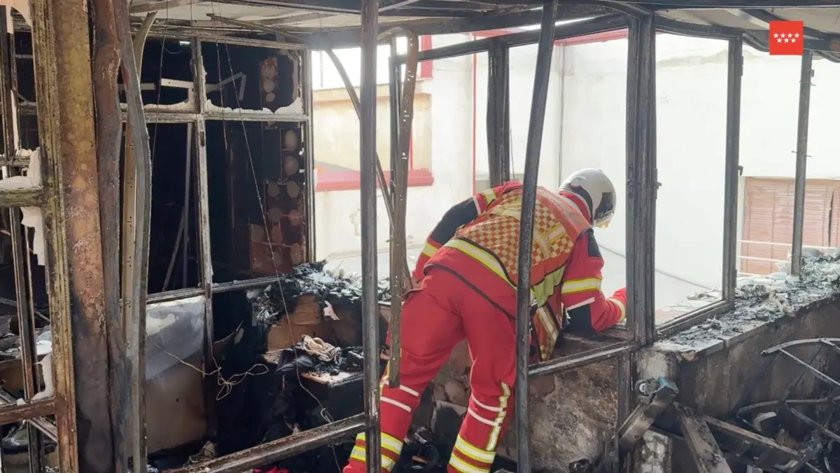 Un bombero revisa la vivienda afectada por el incendio. 112