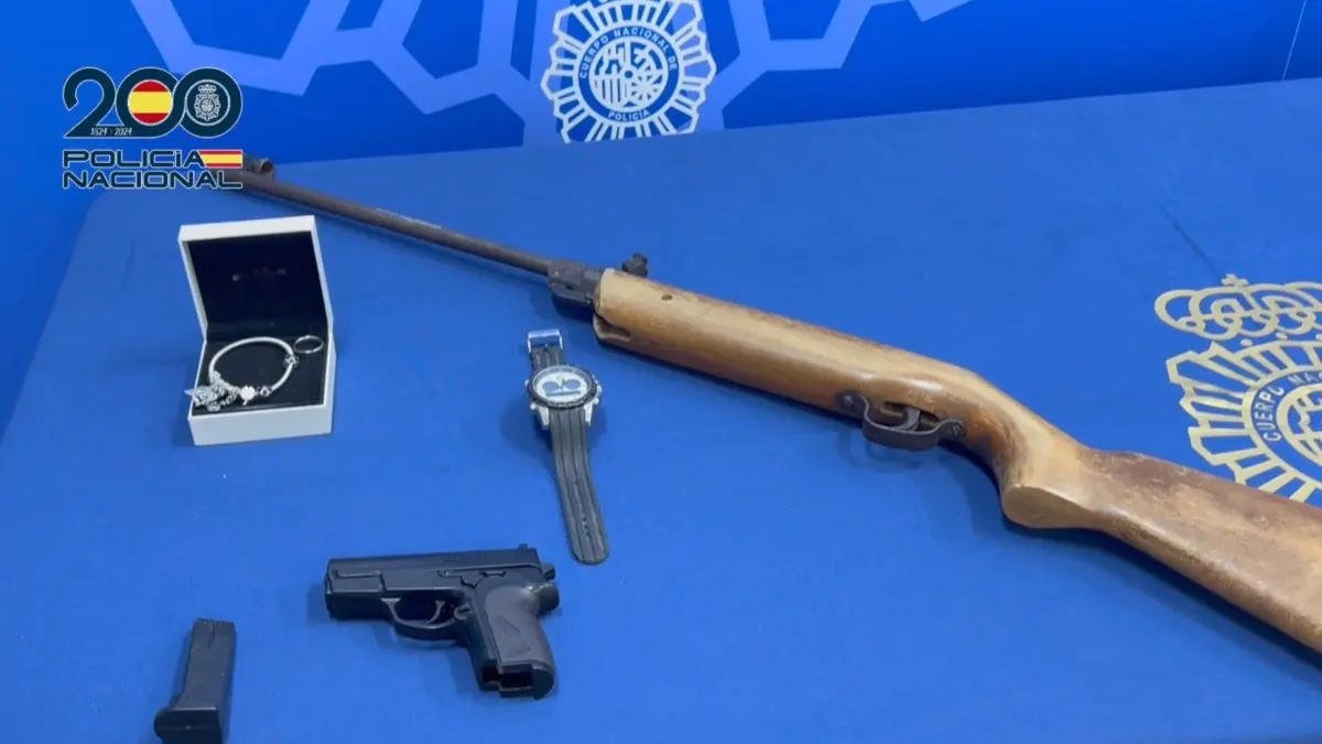 Objetos intervenidos por la Polic&iacute;a Nacional durante la investigaci&oacute;n del atraco a la joyer&iacute;a de Vic&aacute;lvaro. POLIC&Iacute;A NACIONAL