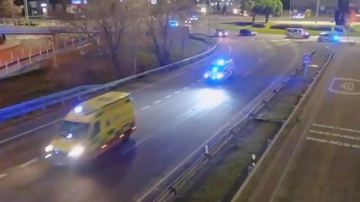 Operativo de la Guardia Civil durante la escolta urgente de la ambulancia que transportaba el coraz&oacute;n para el trasplante pedi&aacute;trico. GUARDIA CIVIL