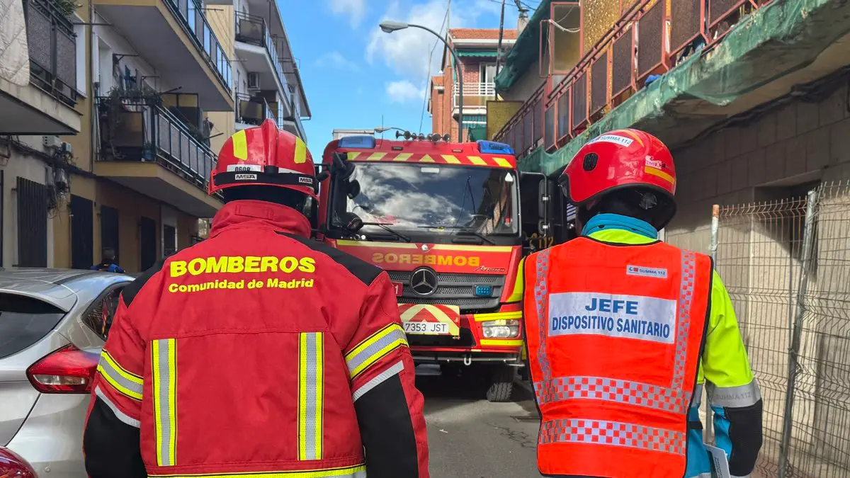 Efectivos de los Bomberos de la Comunidad de Madrid y sanitarios del SUMMA durante la intervenci&oacute;n en el incendio del hostal okupado en Collado Villalba. 112