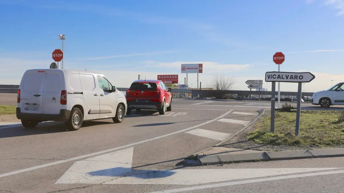 El actual cruce regulado por se&ntilde;al de STOP en el acceso al cementerio. AYTO. DE COSLADA
