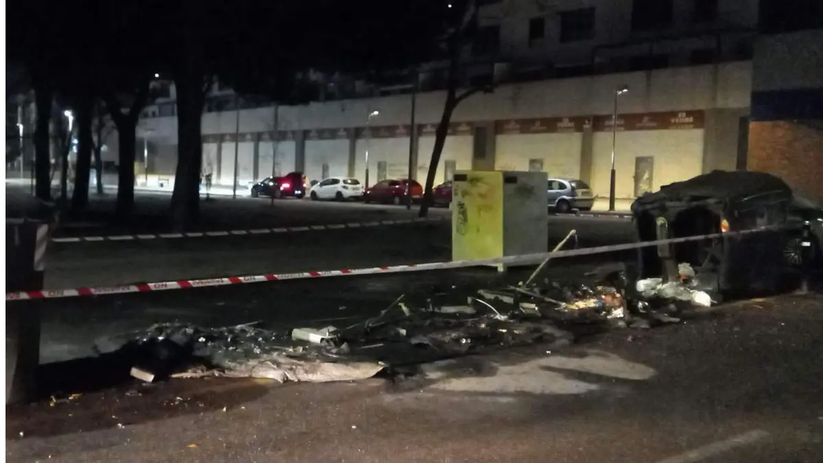 Restos de los contenedores calcinados en la avenida de la Constituci&oacute;n. AYTO. DE COSLADA