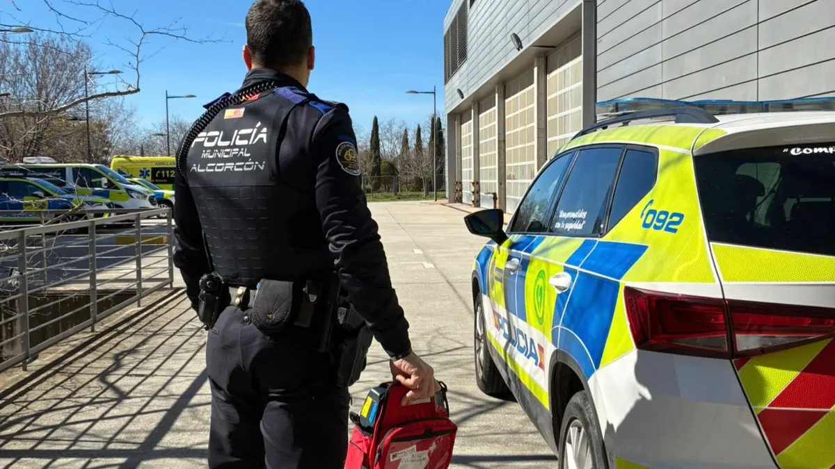 Agente de la Polic&iacute;a Municipal de Alcorc&oacute;n con el desfibrilador utilizado en la intervenci&oacute;n. POLIC&Iacute;A MUNICIPAL DE ALCORC&Oacute;N