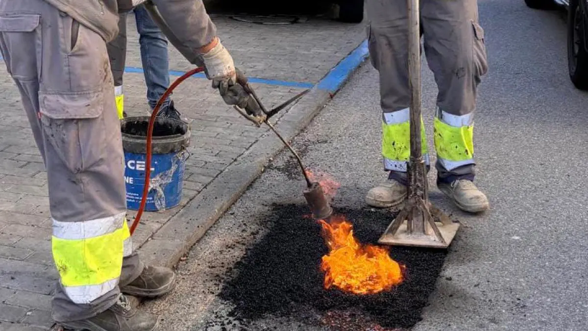 Operarios municipales realizan trabajos de asfaltado en fr&iacute;o en una v&iacute;a de Arganda del Rey. AYUNTAMIENTO DE ARGANDA DEL REY
