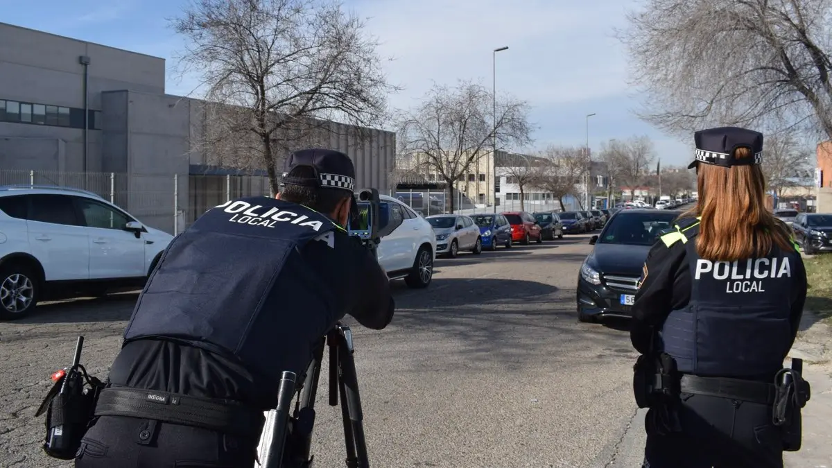 Agentes de la Polic&iacute;a Local realizan un control de velocidad con radar m&oacute;vil en una imagen de archivo. AYUNTAMIENTO DE MEJORADA DEL CAMPO