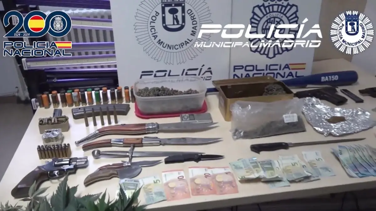Armas, droga y dinero intervenidos en la operaci&oacute;n conjunta contra los narcopisos en Madrid. POLIC&Iacute;A MUNICIPAL DE MADRID
