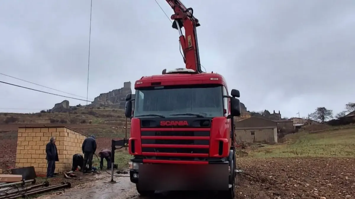 Cami&oacute;n gr&uacute;a durante los trabajos en uno de los pozos de abastecimiento de Atienza. AYUNTAMIENTO DE ATIENZA