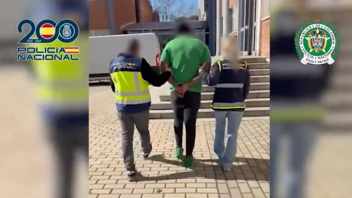 Agentes de la Polic&iacute;a Nacional trasladan al detenido tras su arresto en Getafe. POLIC&Iacute;A NACIONAL