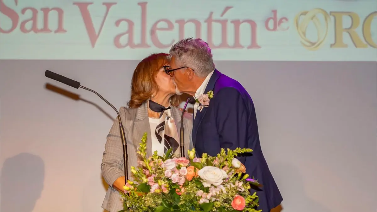 Una de las parejas participantes en el acto &lsquo;San Valent&iacute;n de Oro&rsquo; celebrado en el Centro Cultural Las Fronteras. AYUNTAMIENTO DE TORREJ&Oacute;N DE ARDOZ