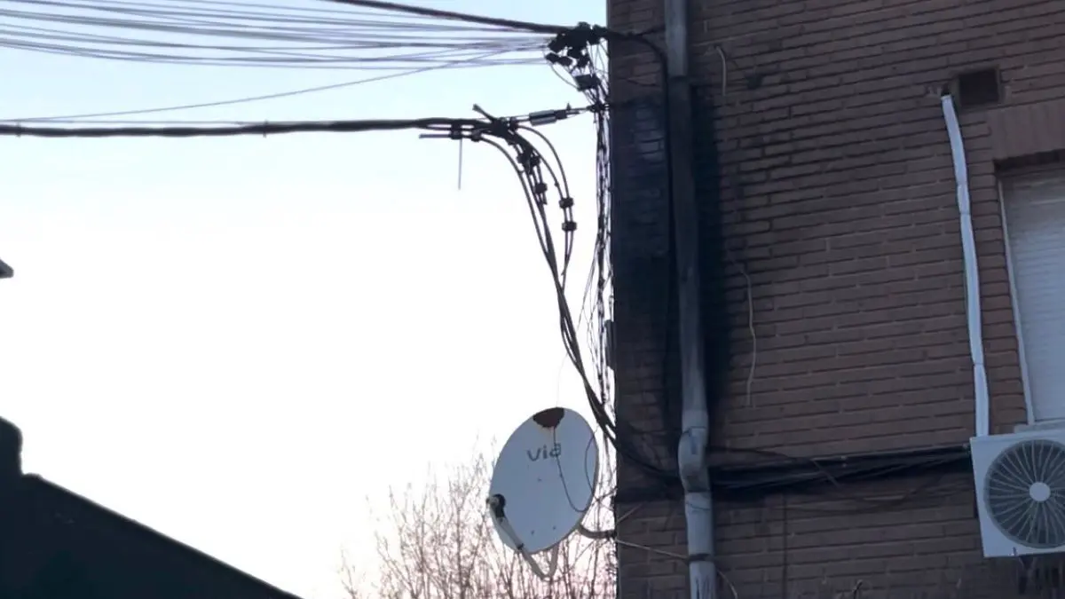 Cableado el&eacute;ctrico en una fachada del Barrio de Santiago. VOX COSLADA