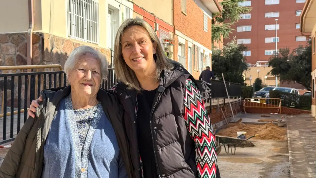 La alcaldesa de Guadalajara, Ana Guarinos, junto a una vecina del Alam&iacute;n durante la visita a las obras. AYUNTAMIENTO DE GUADALAJARA