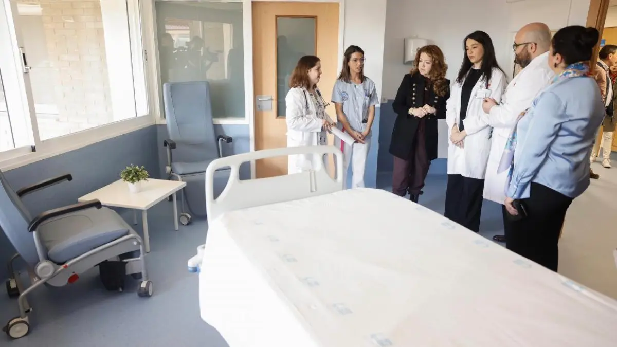 La consejera de Sanidad, F&aacute;tima Matute, durante su visita a la nueva unidad del Hospital Virgen de la Poveda. COMUNIDAD DE MADRID