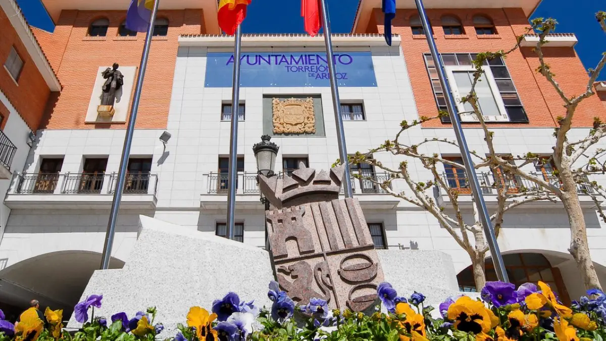 Fachada del Ayuntamiento de Torrej&oacute;n de Ardoz, en una imagen de archivo. AYTO. DE TORREJ&Oacute;N DE ARDOZ