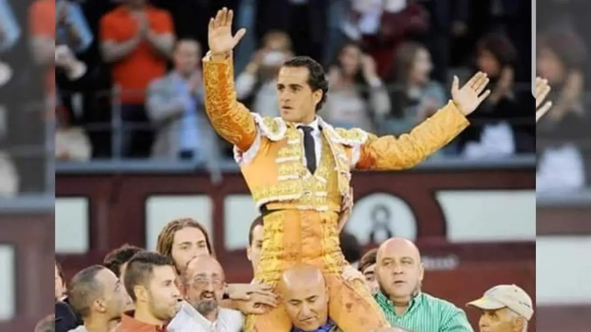 Santiago Ibarra Guill&eacute;n, &lsquo;El Yiyo&rsquo;, sacando a hombros al torero Iv&aacute;n Fandi&ntilde;o tras un festejo taurino. NUEVA ONDA YUNQUERA