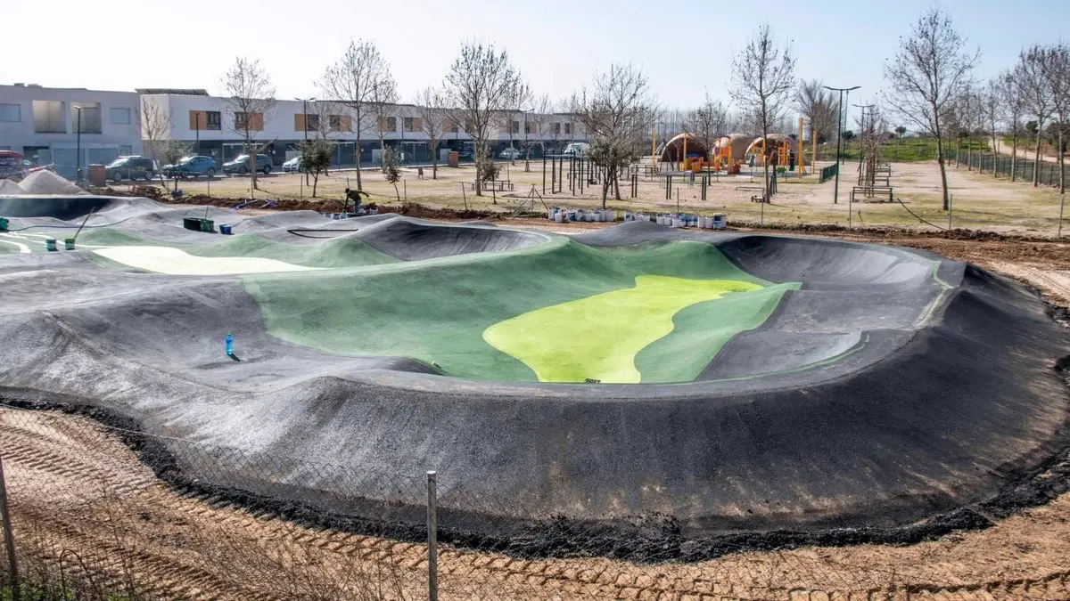 Nuevo Pump-Track en construcci&oacute;n en el Espacio para la Convivencia de Marchamalo. AYUNTAMIENTO DE MARCHAMALO