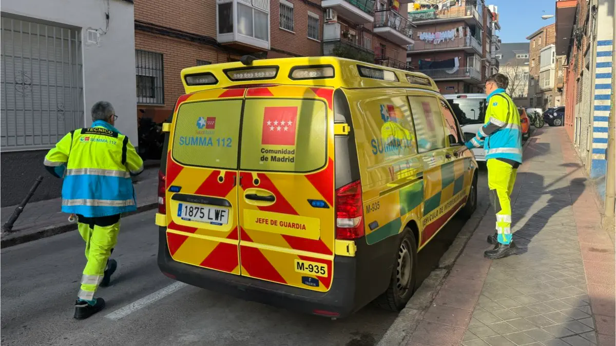 Sanitarios del SUMMA junto al domicilio donde ha sido hallada la v&iacute;ctima en Carabanchel. 112