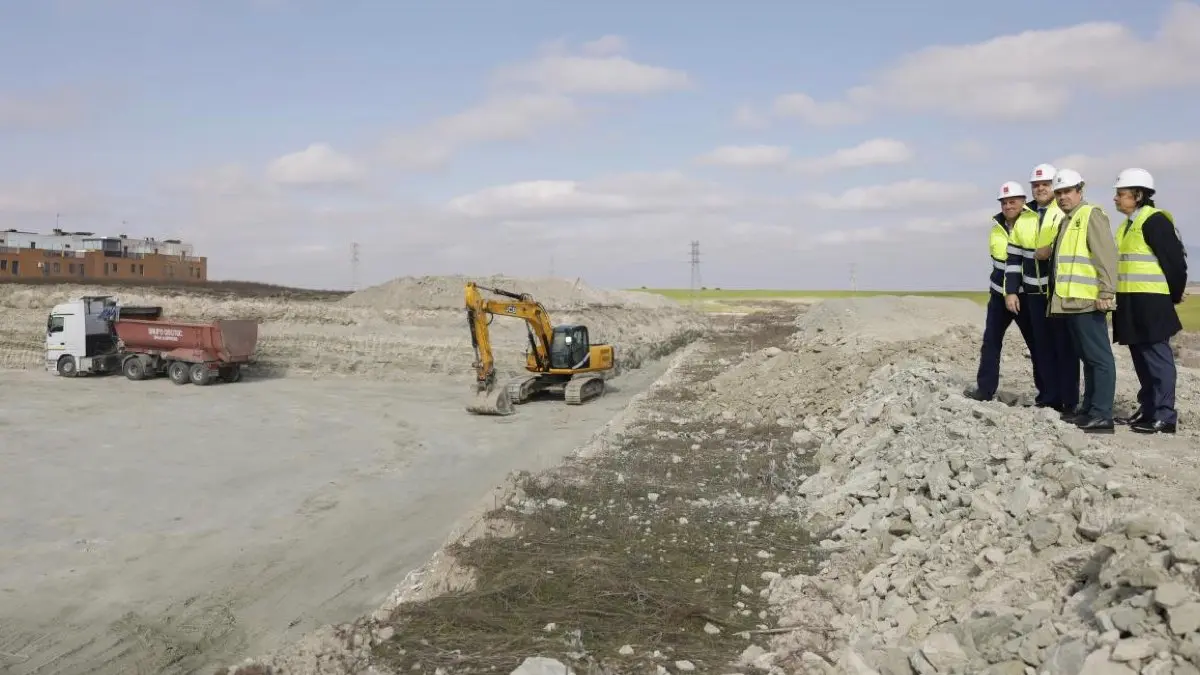 Visita del consejero de Vivienda a las obras de las nuevas promociones de vivienda social en Valdemoro. COMUNIDAD DE MADRID
